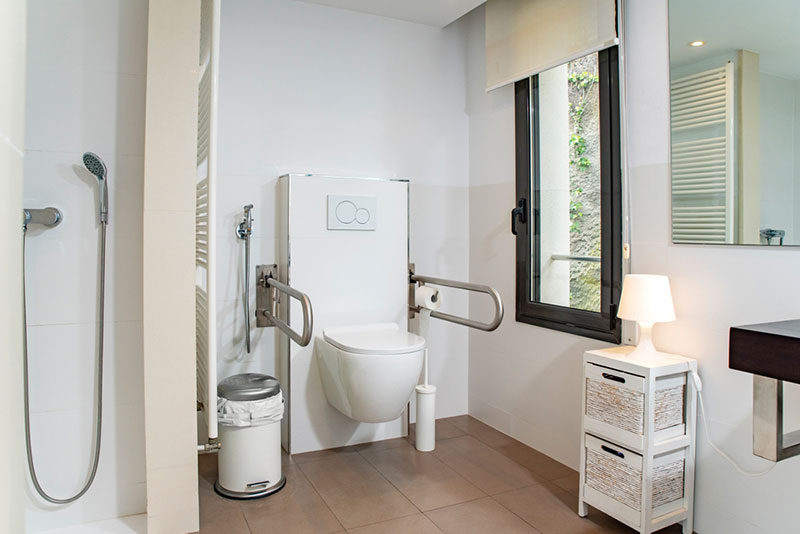Aménager une salle de bain avec lavabo, douche et toilettes adaptées aux PMR