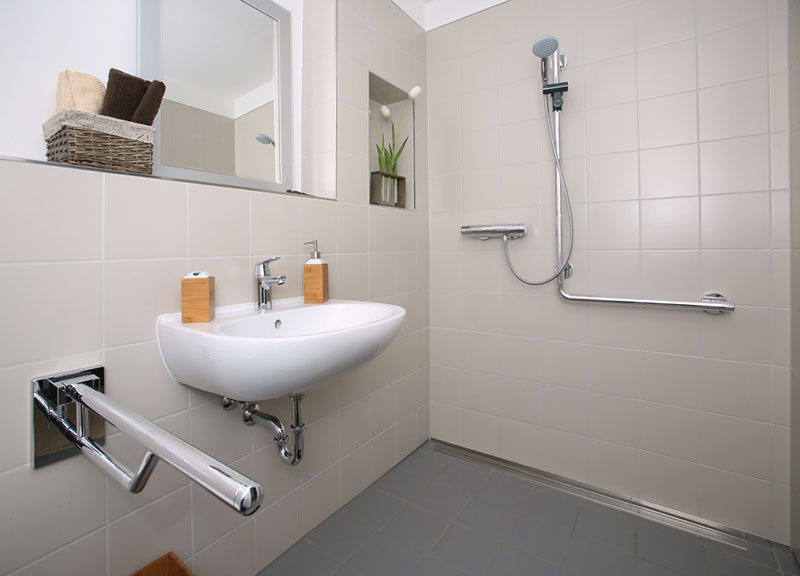 Aménager une salle de bain pour les besoins des seniors et personnes âgées