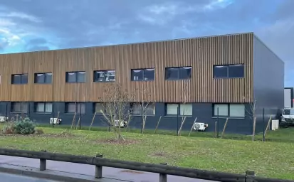 Construction de locaux professionnels en ossature bois image 