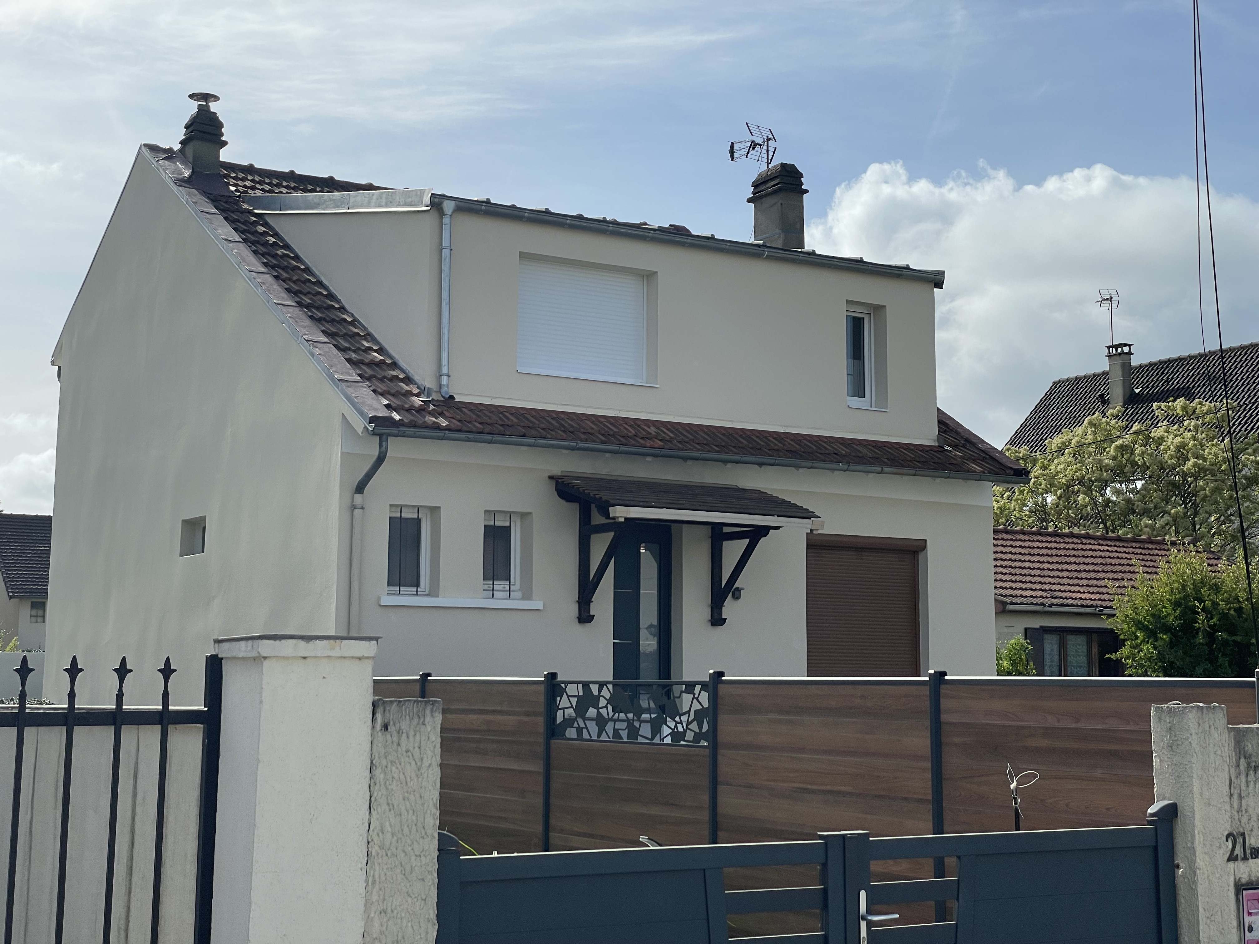 Création d’une lucarne en ossature bois sur une maison individuelle dans le Val-d’Oise Création et installation d’une lucarne en ossature bois dans le Val-d’Oise par PM Projets