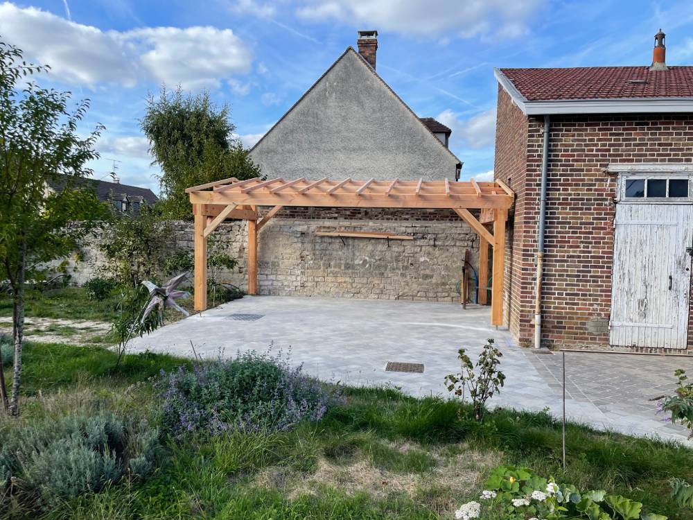 Conception et pose de carport dans l'Oise 60 Détail des poteaux, poutres, jambes de force et chevrons d'un carport en Douglas à Gouvieux