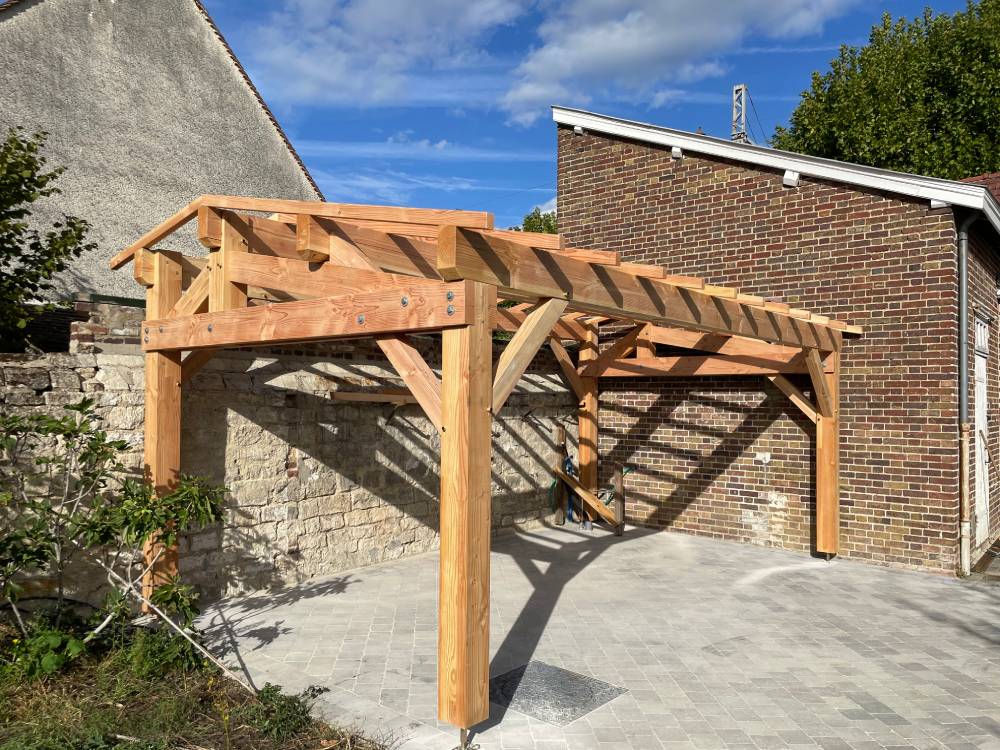Réalisation d'un carport en douglas à Gouvieux - Vue générale du carport Structure de carport en bois Douglas réalisée à Gouvieux, avant la pose de la couverture par le client