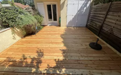 R&eacute;alisation d'une terrasse en m&eacute;l&egrave;ze sur structure bois dans le Val-d'Oise image 