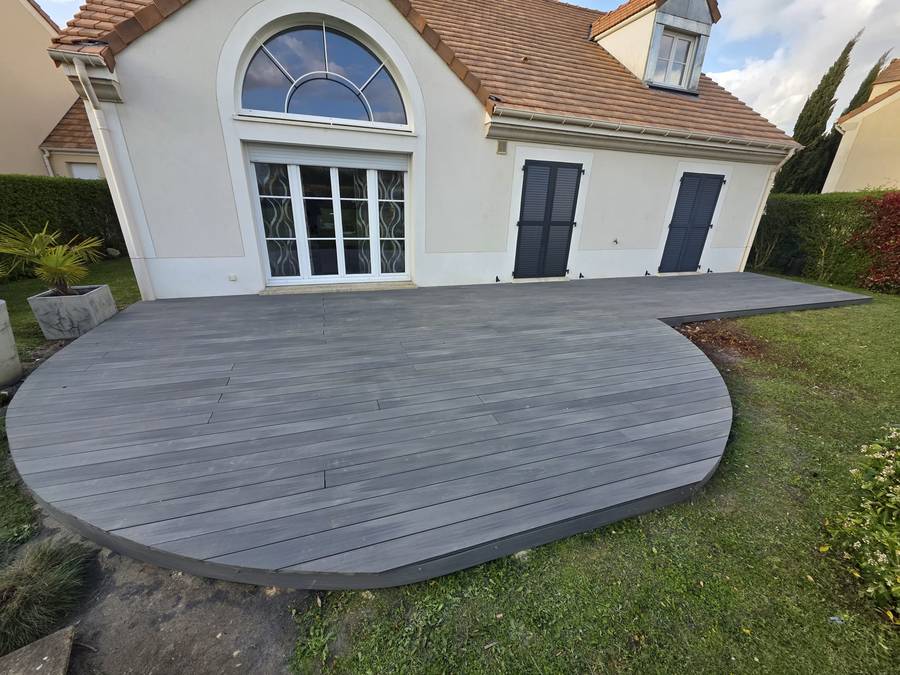 terrasse composite grise maison Val d'Oise am&eacute;nagement ext&eacute;rieur moderne