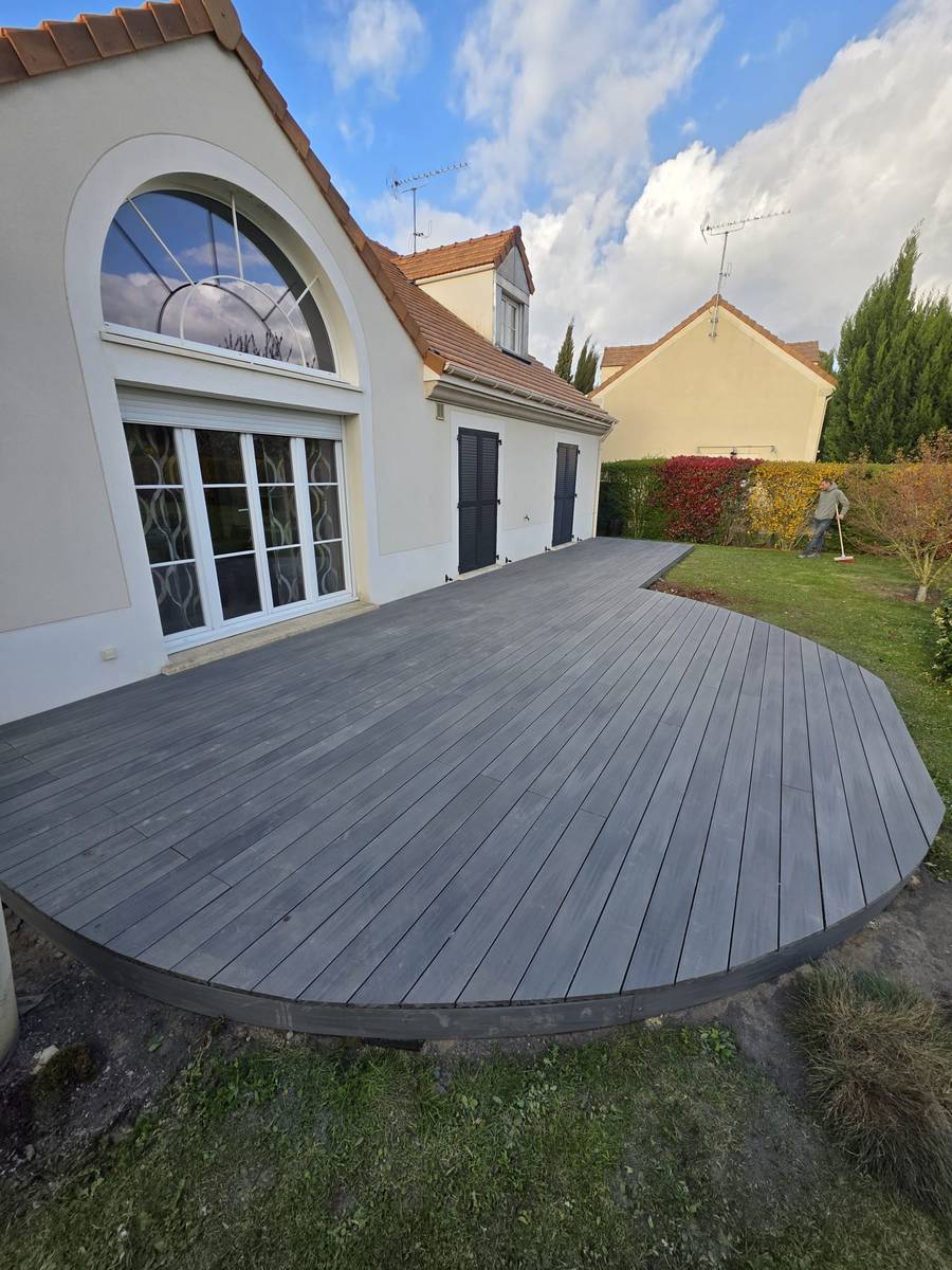 terrasse composite ext&eacute;rieure jardin Val d'Oise forme arrondie
